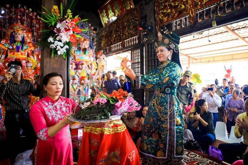 Mơ thấy đi chùa hầu đồng cho thấy bạn là người sởi lởi